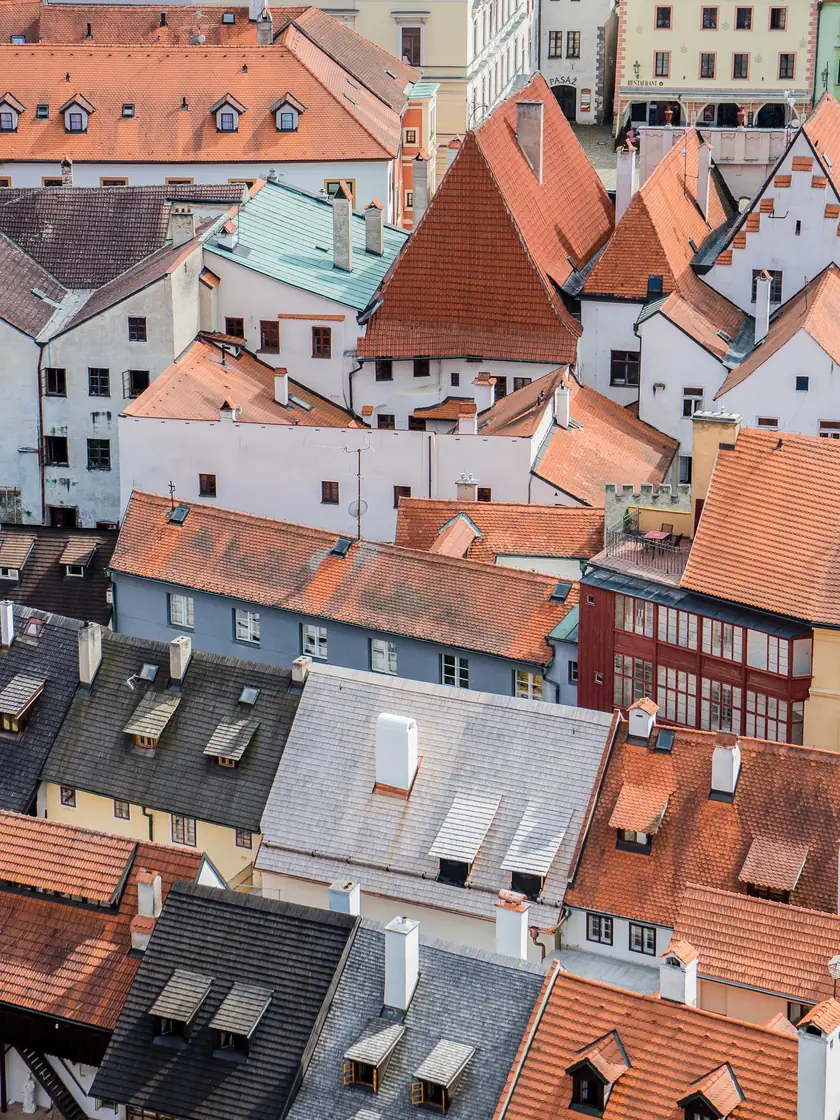 Střechy a fasády obytných domů v českém městě