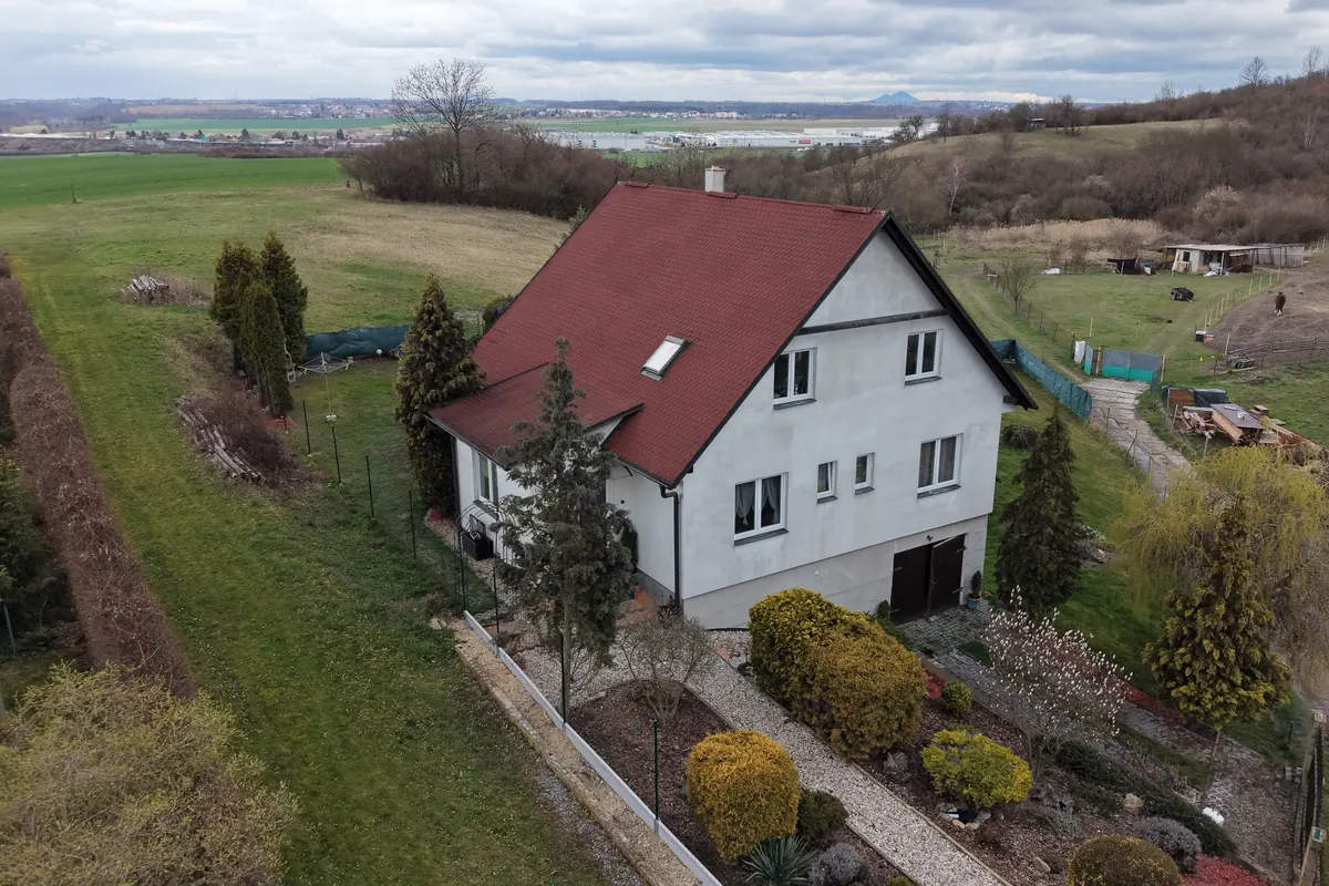 Rodinný dům 5+1 na Mělnicku se zahradou, letecký pohled